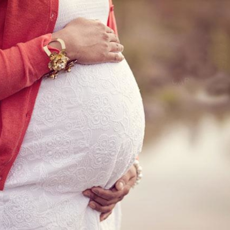 آراء تنادي بتأجيل الحمل لحين تلاشي السلالات الجديدة من كورونا