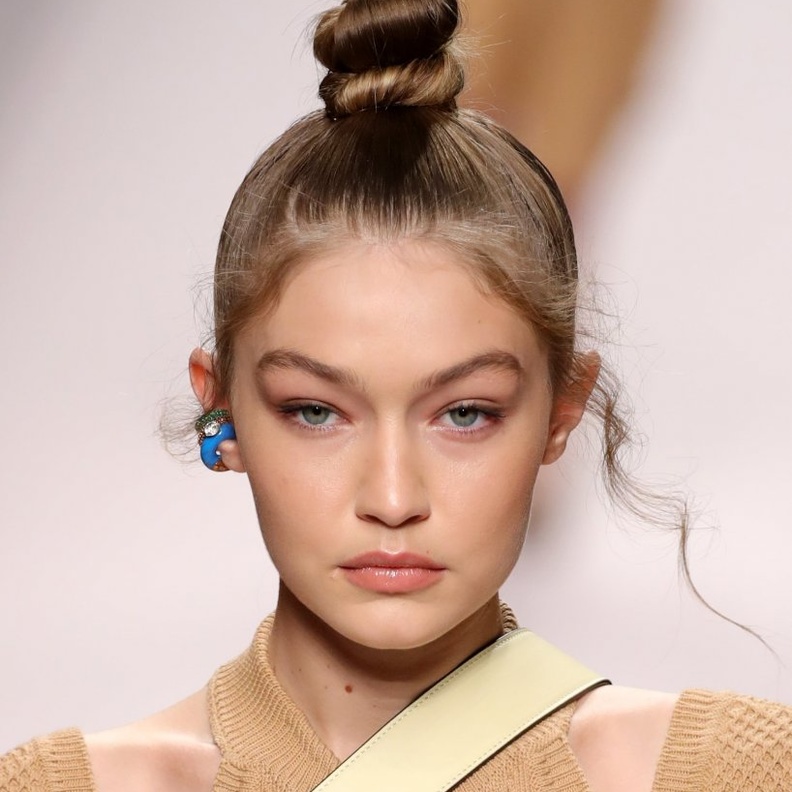  تسريحات شعر صيفية سهلة للسفر مع الكعكة العالية من وحي اطلالات Gigi Hadid