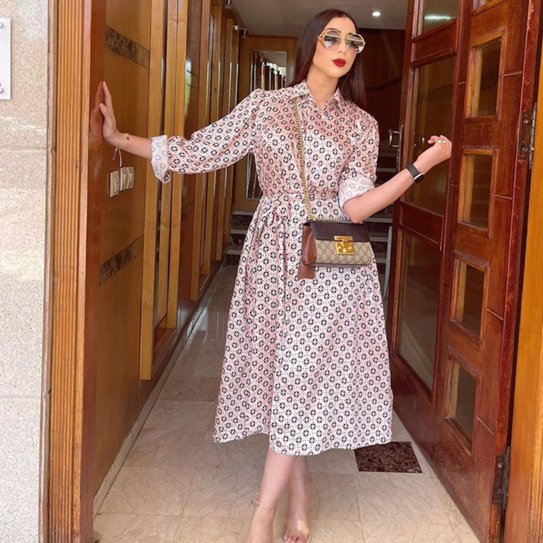 احدث اطلالات دنيا بطمة بفستان منقوش وواسع لاطلالات رمضان 2021