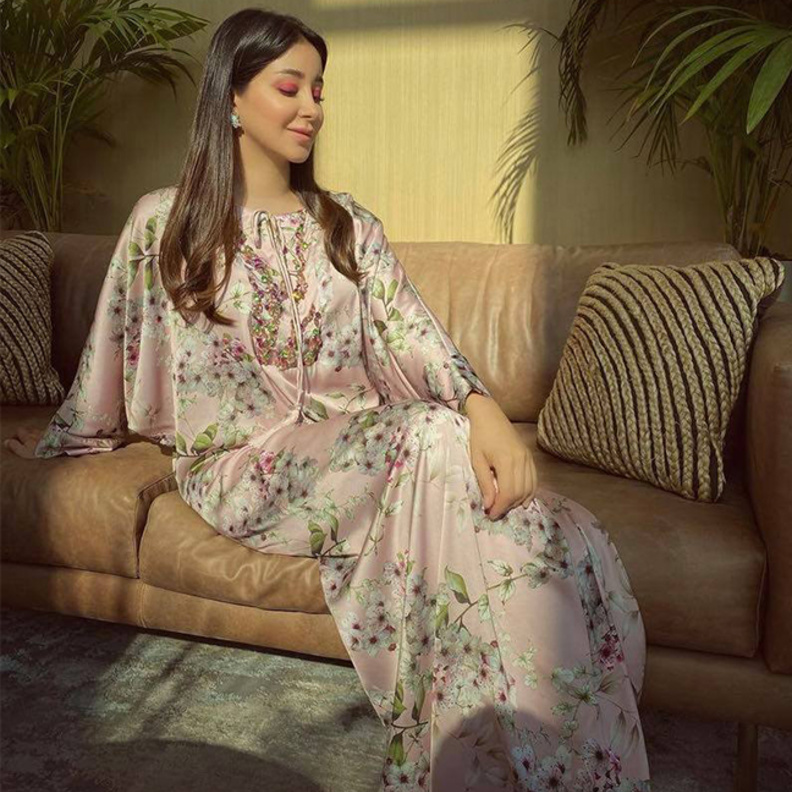 اجمل اطلالات اسيل عمران بموضة القفطان الحريري المطبع بالورود