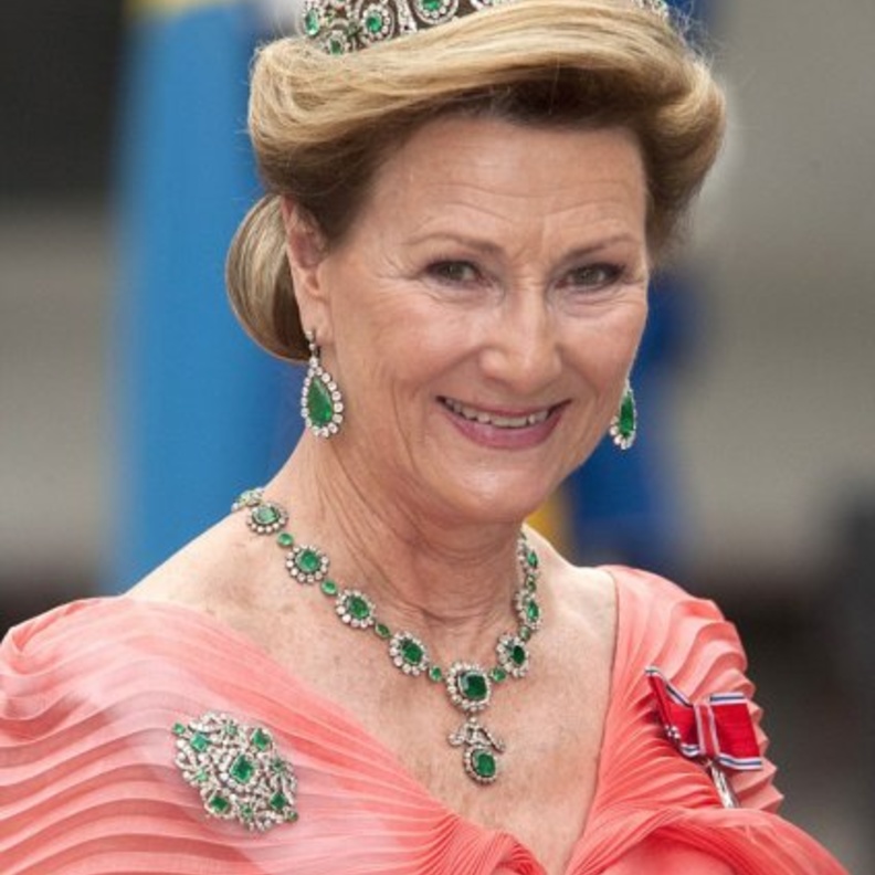 تاج Empress Joséphine's Emerald Tiara من أكبر التيجان لدى العائلة المالكة النرويجية