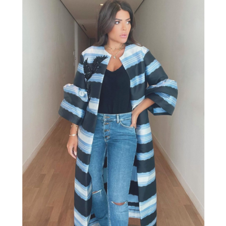  تألقت العنود البدر بالعباية الأنيقة من تصميم مرمر حليم مع البنطلون الدنيم الممزق