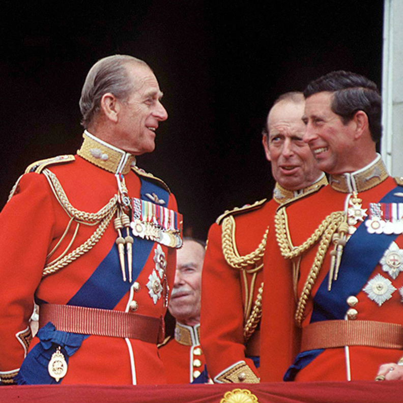 الأمير تشارلز ينشر صورة من الطفولة تجمعه بوالده الراحل