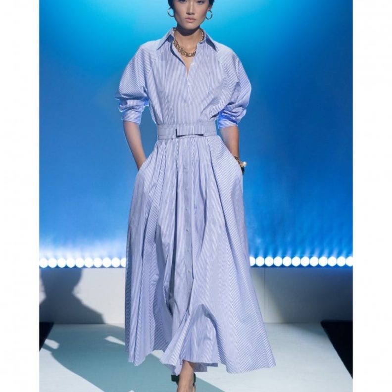 الأبيض الراقي بالبدلة الأنيقة مع القميص بتصميم من Alberta Ferretti 