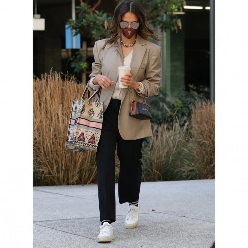 افكار تنسيق اطلالات صباحية شبابية وكاجوال على طريقة جيسيكا البا