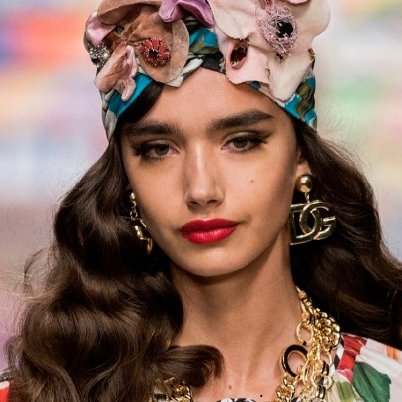  احدث تسريحات شعر ويفي سهلة وناعمة من Dolce & Gabbana