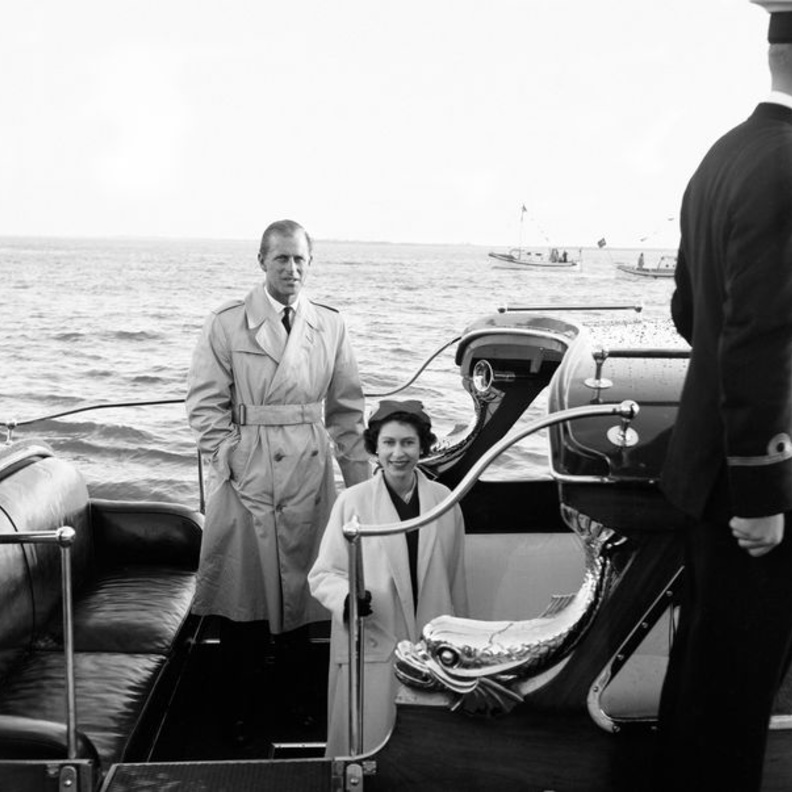 لقطة نادرة تجمع الملكة إليزابيث الثانية بزوجها الراحل قبل عيد زواجهما الـ 10