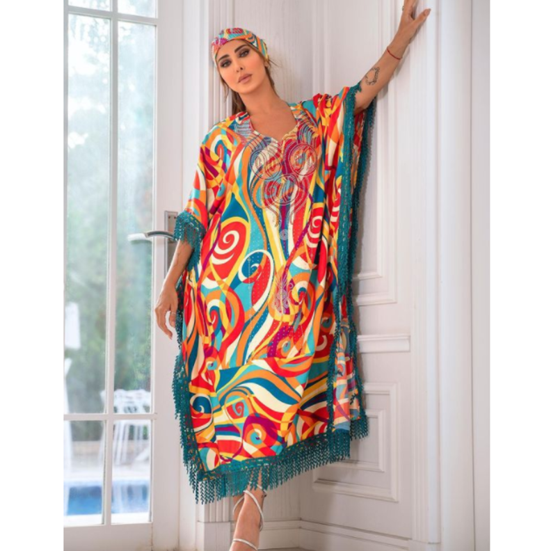 إختارت القفطان الملوّن والمزيّن بالشراريب باللون الأخضر