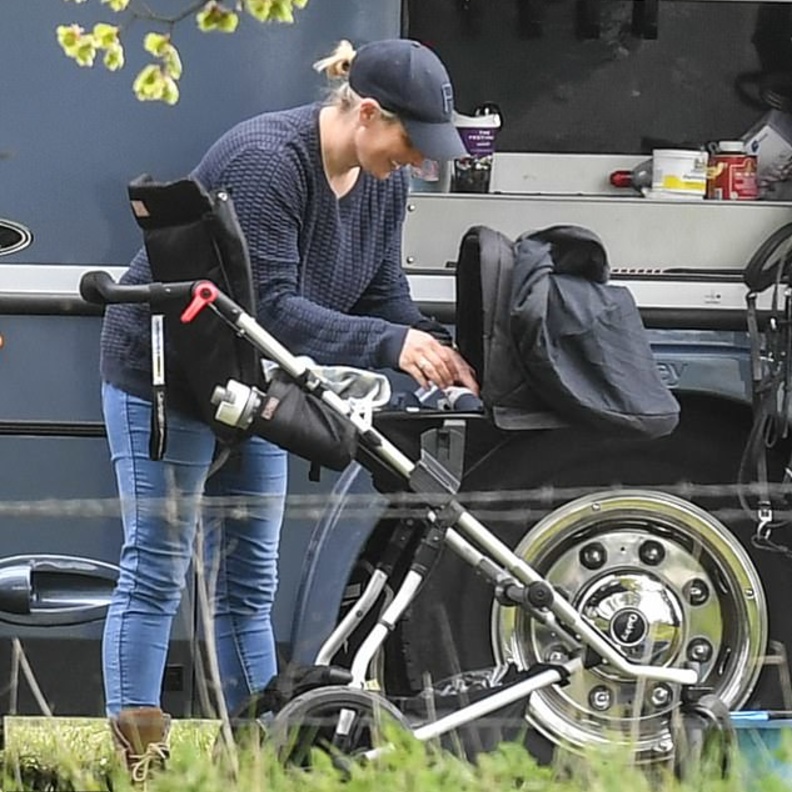 زارا تيندال شجعت حصانها المشارك في السباق