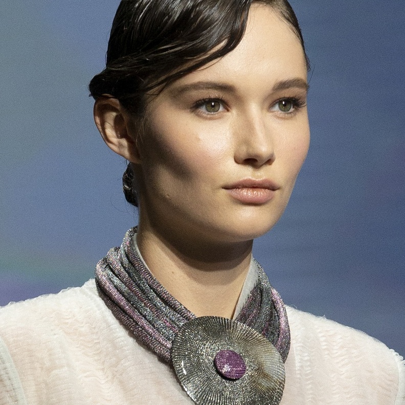 تسريحات شعر مبلل بأسلوب عصري وأنيق من دار Giorgio Armani