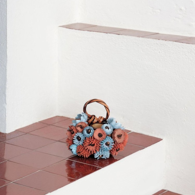 تشكيلة ويڤز من Loewe بالتعاون مع دار سوثزبيز