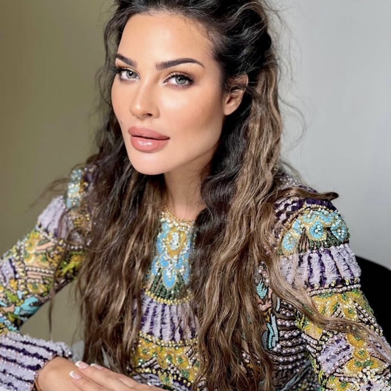 أحدث إطلالات نادين نسيب نجيم بطلة مسلسل 2020 الجمالية الأنثوية