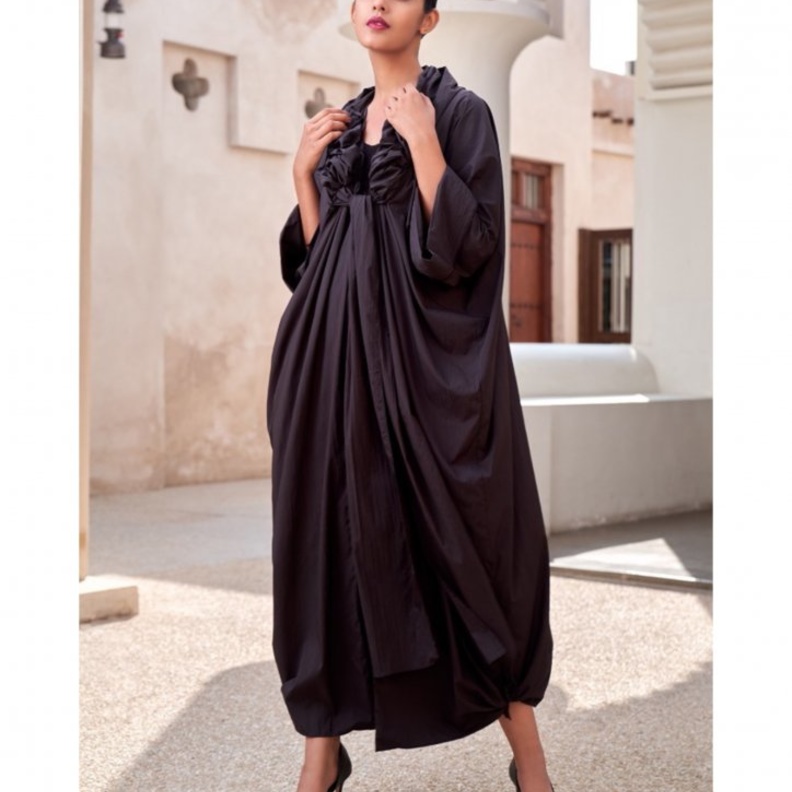 عباية سوداء شبابية مع الجيوب الكبيرة والمطرزة من تصميم  AMBER FEROZ