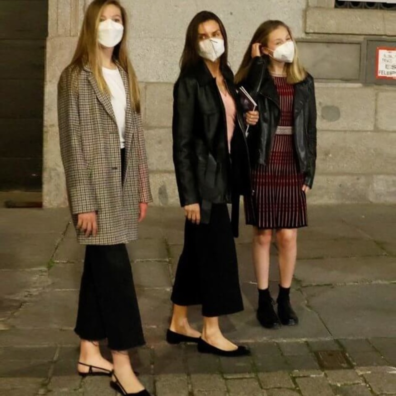 العائلة المالكة الإسبانية تشاهد عرض فني جديد في مسرح تياترو ريال