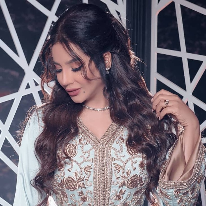 اجمل تسريحات شعر تناسب القفطان بأسلوب النجمات