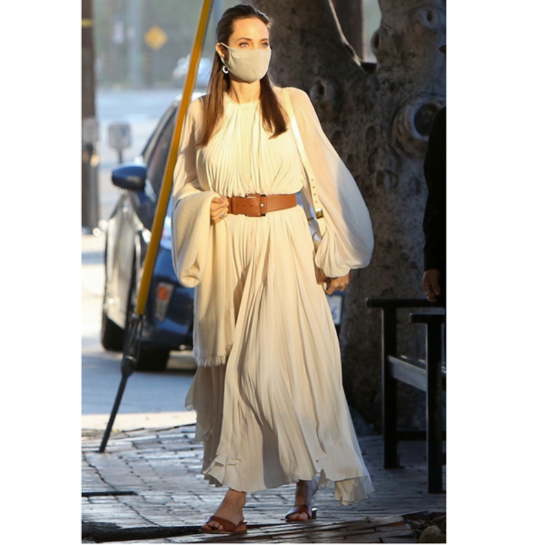 تألقت أنجيلينا جولي بالفستان الطويل بتصميم الأكمام المنفوخة والشفافة من ماركة The Row