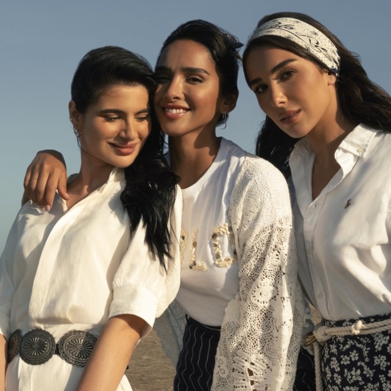 اختارت شينا فستان ميدي تويل من الحرير الأبيض مع حزام مزخرف وحقيبة من القطن سميكة