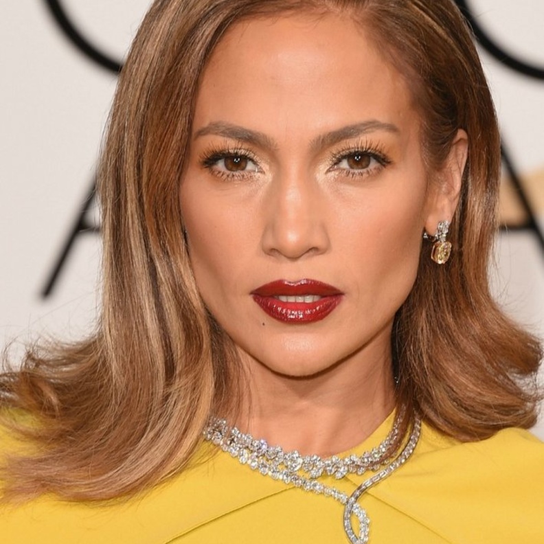 طريقة عمل مكياج عصري ناعم مع احمر الشفاه القوي Jennifer Lopez بأسلوب