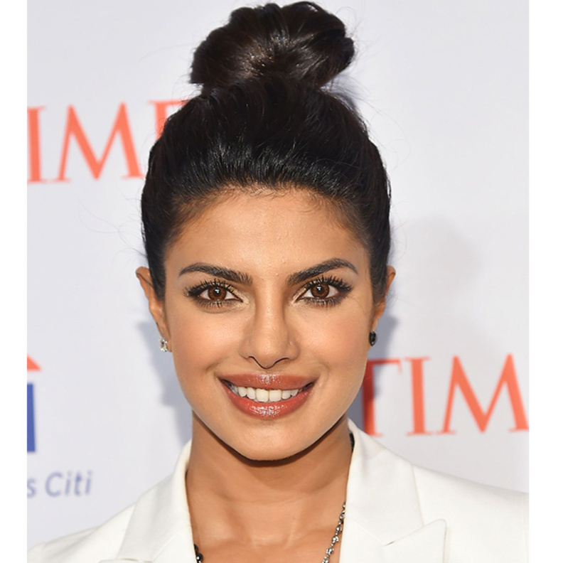 تسريحات شعر عصرية للصبايا مع الكعكة بأسلوب اطلالات بريانكا شوبرا