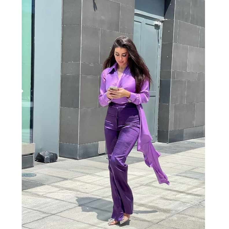 تألقت بالتوب الضيقة مع القماش المنسدل عند الطرف نسّقت معها البنطلون