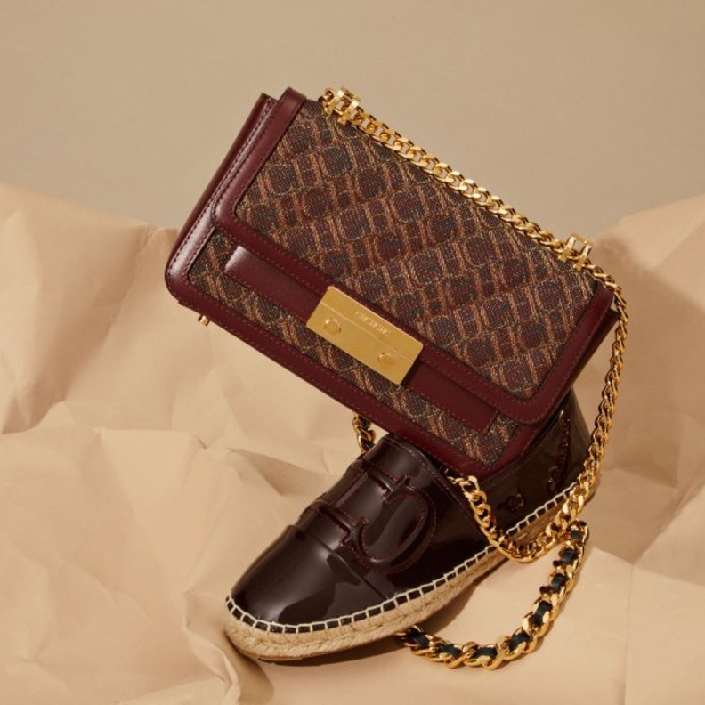 كارولينا هيريرا تقدم INSIGNIA RINGS حصرياً في المنطقة