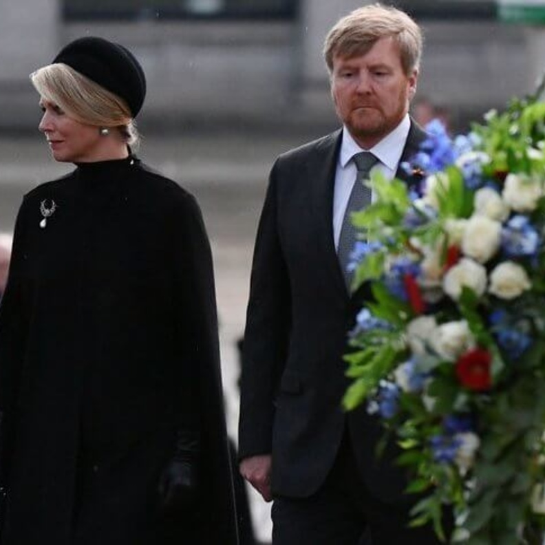  ملك وملكة هولندا ظهرا بملابس الحداد السوداء