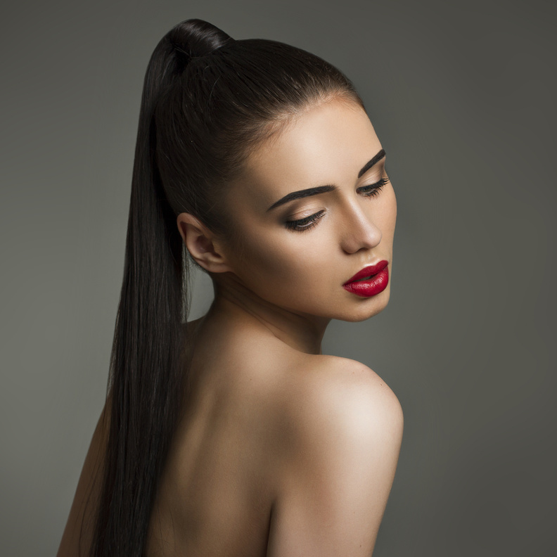 تسريحة الشعر المرفوع المنسدل