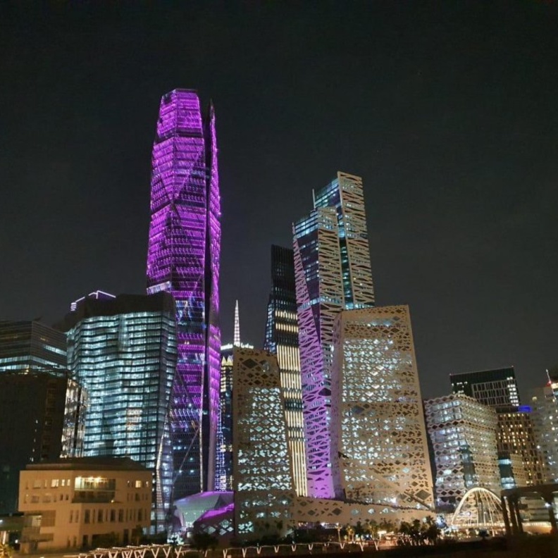  برج مركز الملك عبدالله المالي كافد يتفاعل مع اعتماد اللون البنفسجي في مراسم الاستقبال