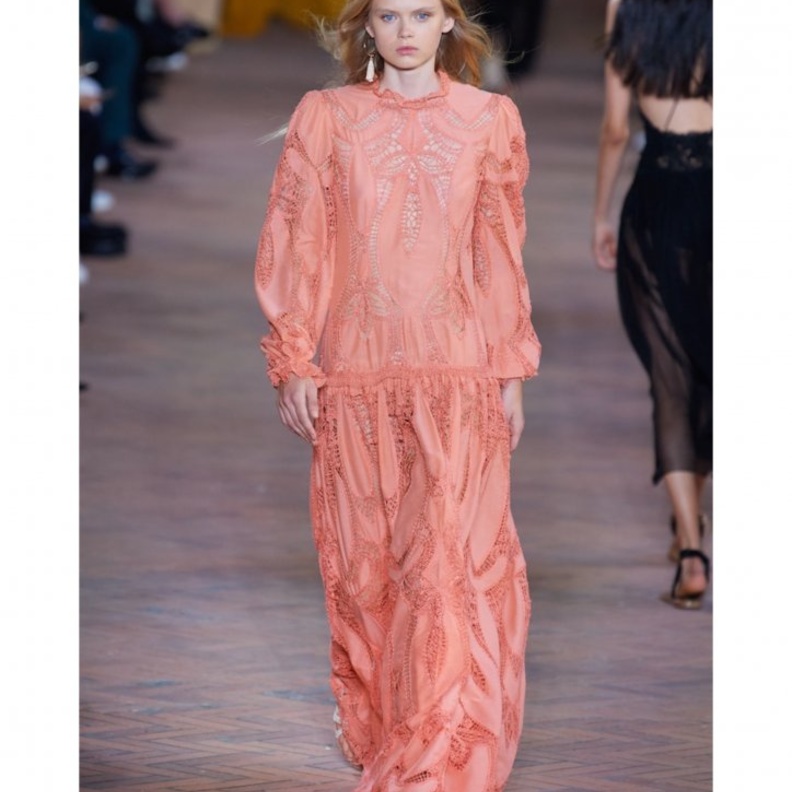 فستان باللون المشمشي مزيّن بتخريمات ناعمة من تصميم Alberta Ferretti 