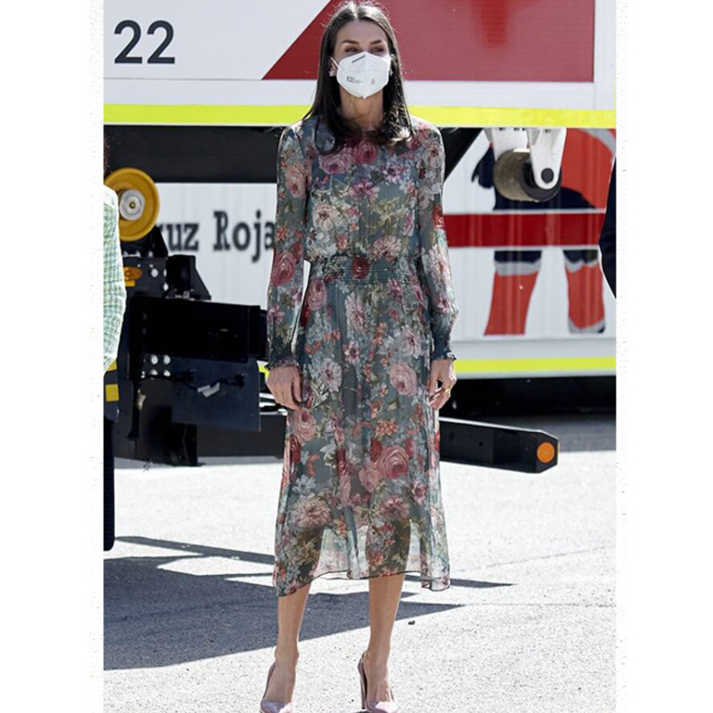 صور احدث اطلالات ليتيزيا ملكة إسبانيا بفستان جريء مطبع بالورود