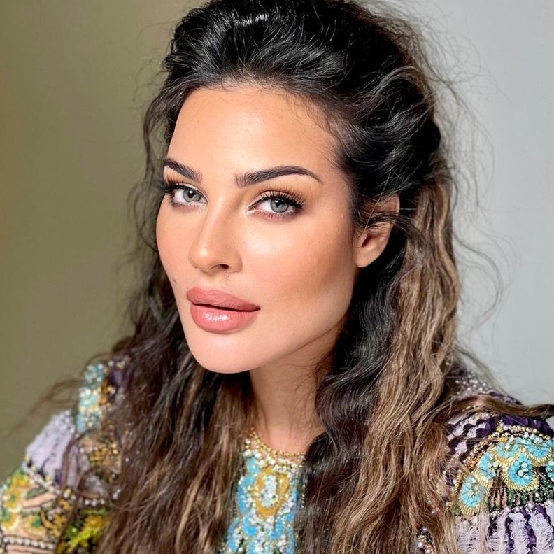 خطوات مكياج ناعم مستوحى من أحدث اطلالة لـ نادين نجيم 2021