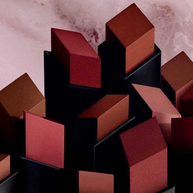 إطلالة متوهّجة مع أحمر الشفاه THE SLIM GLOW MATTE