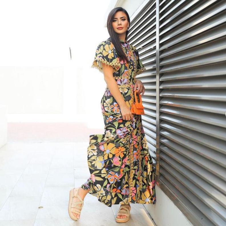 ديما الأسدي إعتمدت الفستان المنقوش ونسّقته بأسلوب شبابي وعصريّ