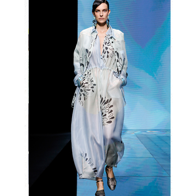 اطلالات صيفية ناعمة بلمسة ايطالية لعيد الفطر 2021 من Giorgio Armani