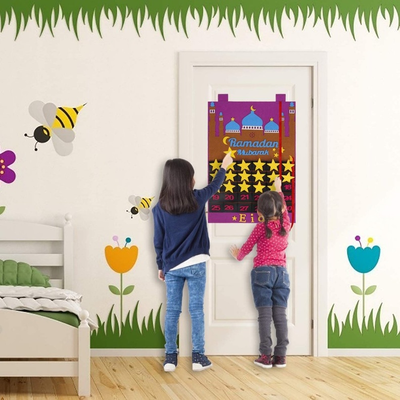 روزنامة تعلق على جدران غرف الأطفال لشهر رمضان