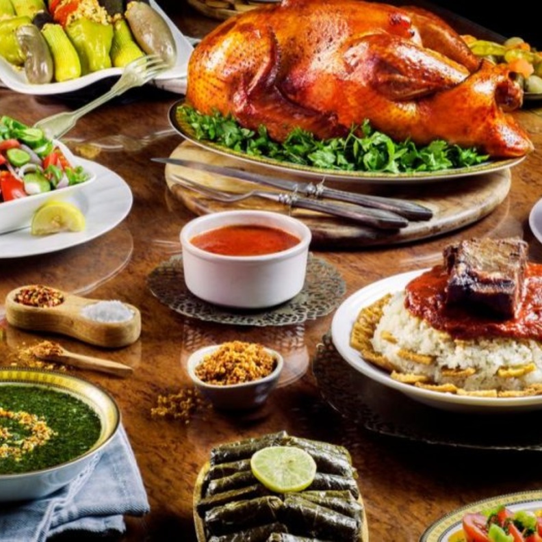 تعدد الأصناف في سفرة العيد يسبب التلبك المعوي