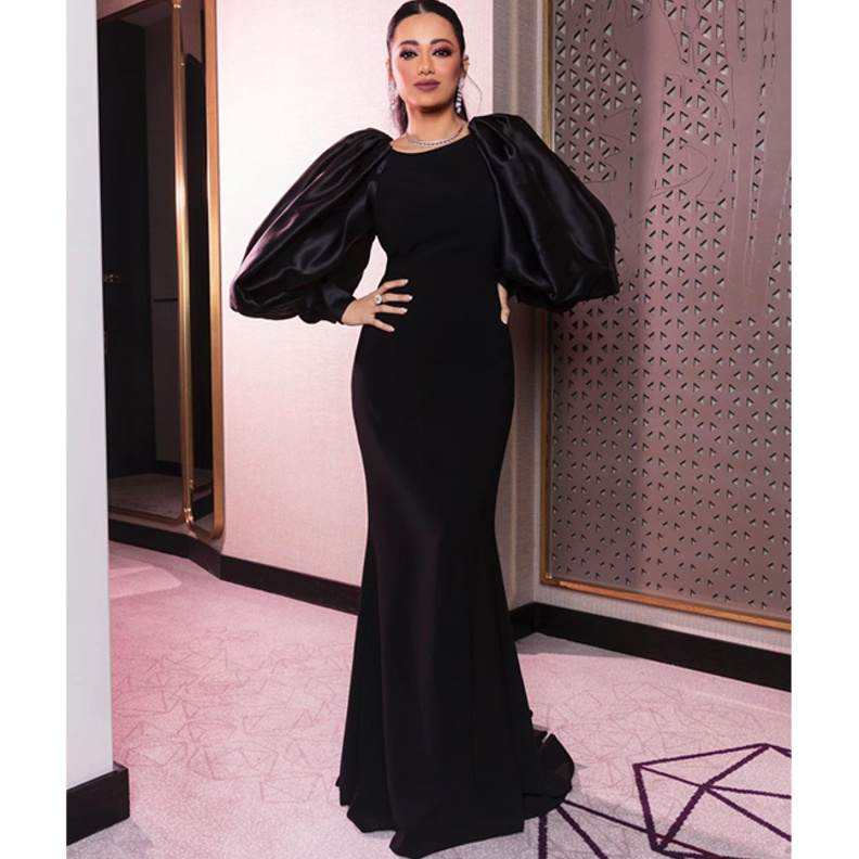 موديلات فساتين سوداء سواريه لعيد الفطر 2021 بالقماش الحرير من وحي رحمة رياض