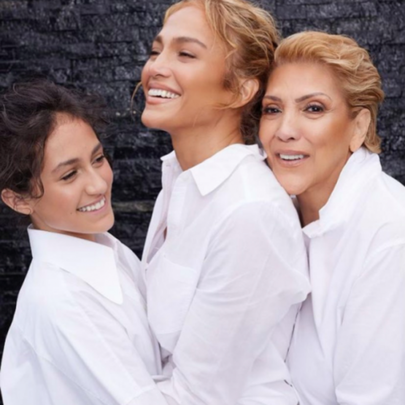 أطلت جينيفر لوبيز بصورة عائلية جمعتها بوالدتها وإبنتها تألقت فيها بموضة القميص الأبيض