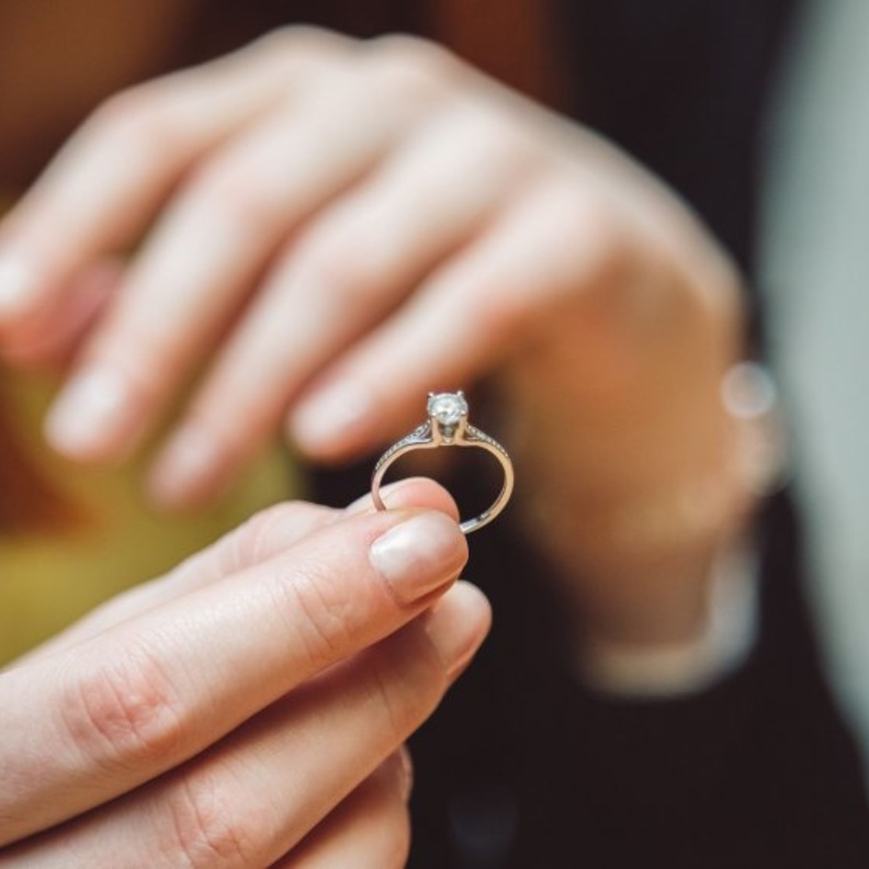 كيف تتصرف العروس عند إلغاء حفل الزفاف أو تأجيله