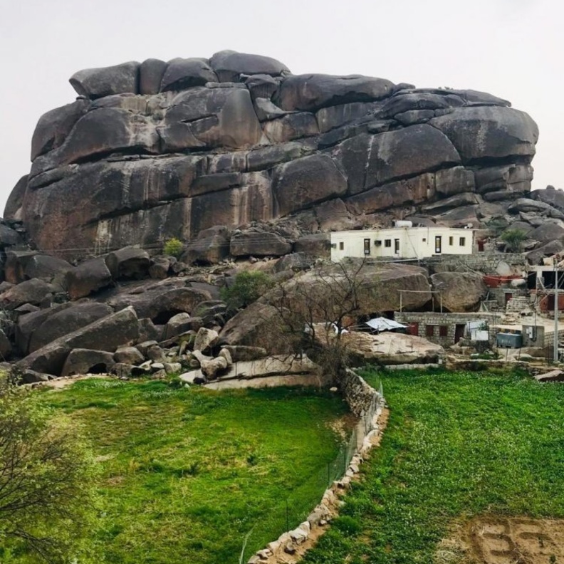 جبل شدا الأسفل يقع في جنوب غرب المملكة العربية السعودية - المصدر m_dakhilallah