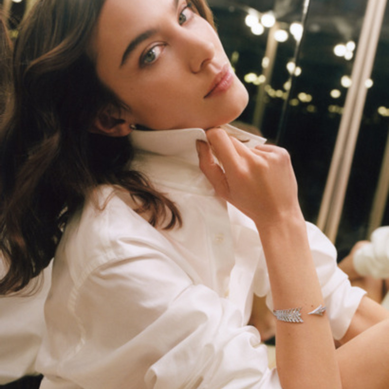 يمكن أن ترتدي سوار Flèche du Temps وحده لتزيين إطلالة غير رسمية