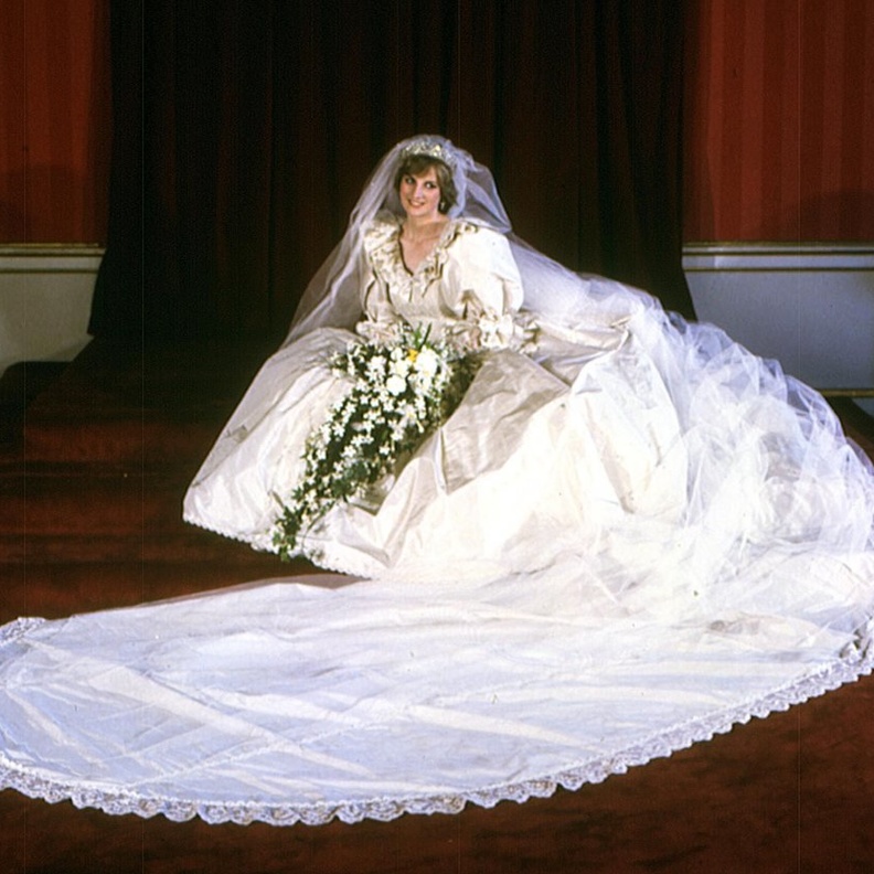  فستان الزفاف المبهر الذي ارتدته الأميرة الراحلة ديانا Princess Diana