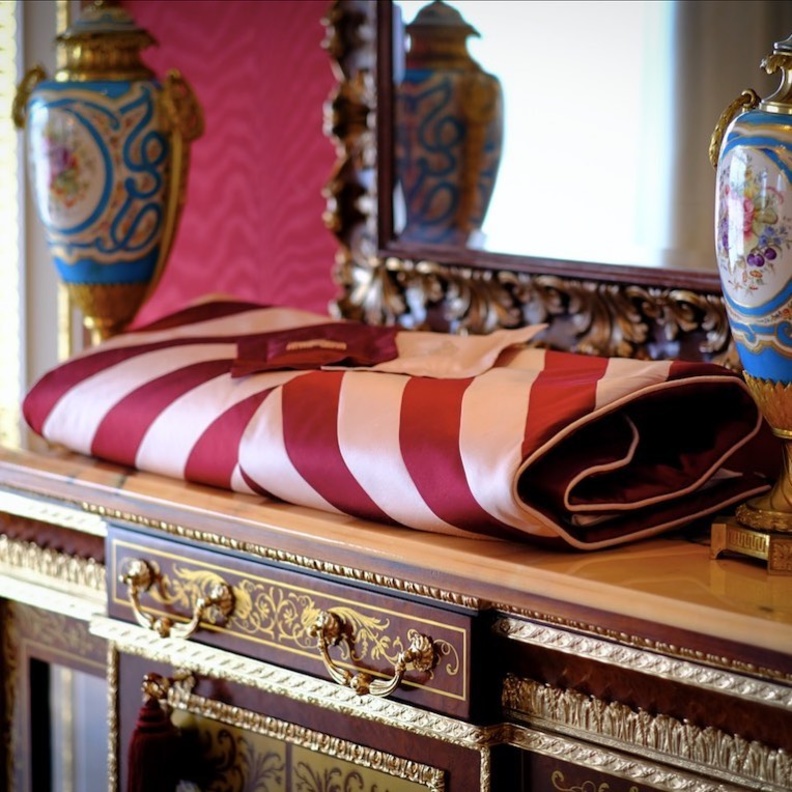 سجادة مطرزة وملونة بشكل عصري من علامة محراب