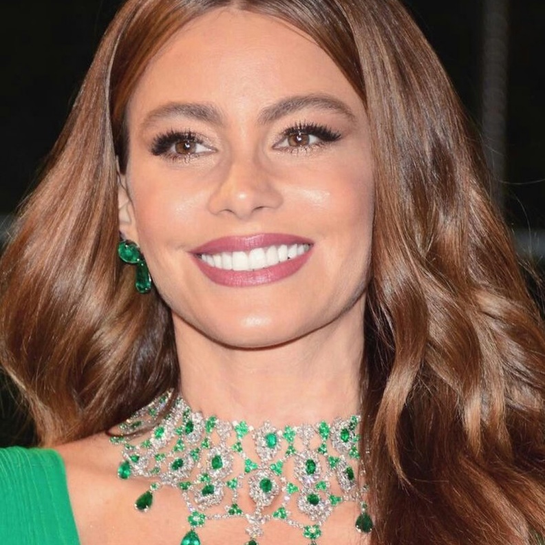 صوفيا فيرغارا ترتدي أفخم مجوهرات الزمرد من لورين شوارتز Lorraine Schwartz