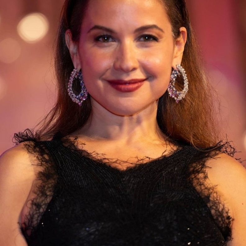 ريا أبي راشد جذابة بأقراط من جاد Jade Jewellery