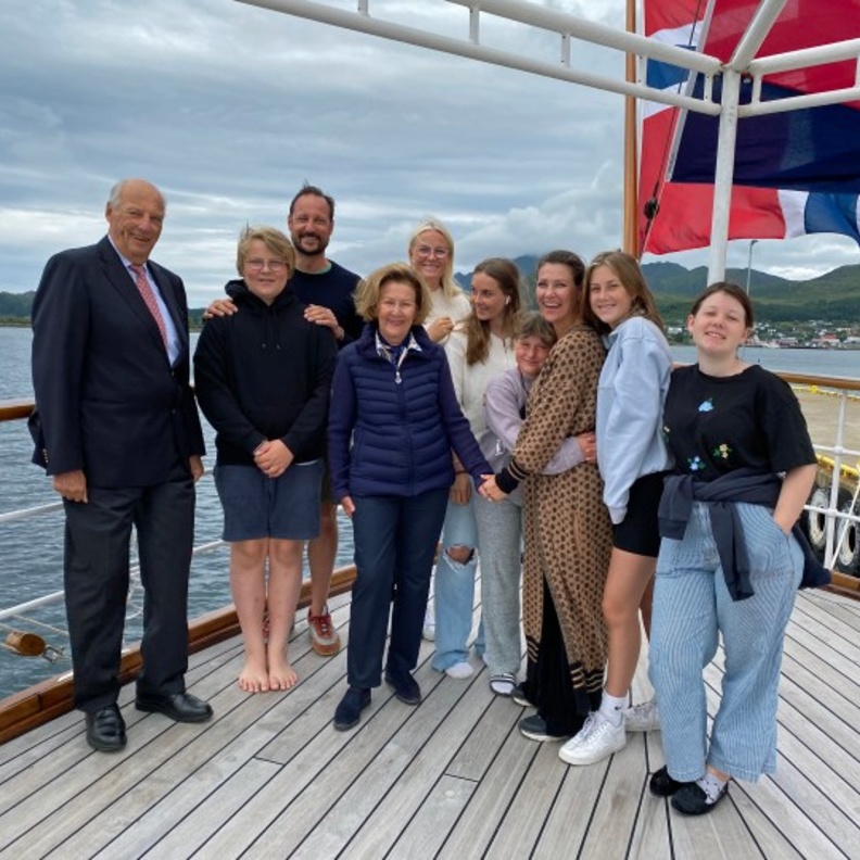 الملك هارالد وولي العهد الأمير هاكون يتفقدان اليخت الملكي النرويجي