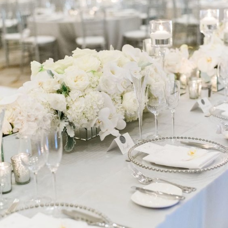  اللون الابيض يزيّن حفل الزفاف الملكي وطاولات حفل الزفاف
