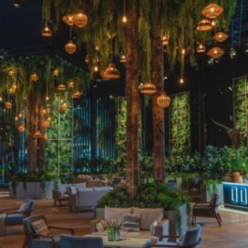 مطعم المركاز أحد أفضل الوجهات المميزة لعشاق الأجواء الساحرة 