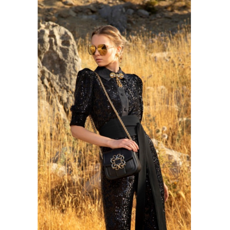 الجمبسوت الأسود مع الترتر اللامع من تصميم ايلي صعب الذي نسّق معه الحزام العريض