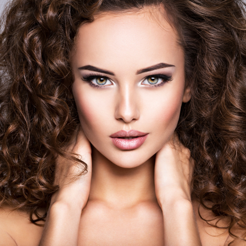 خلطات طبيعية لترطيب الشعر الكيرلي وتغذيته قبل عيد الفطر